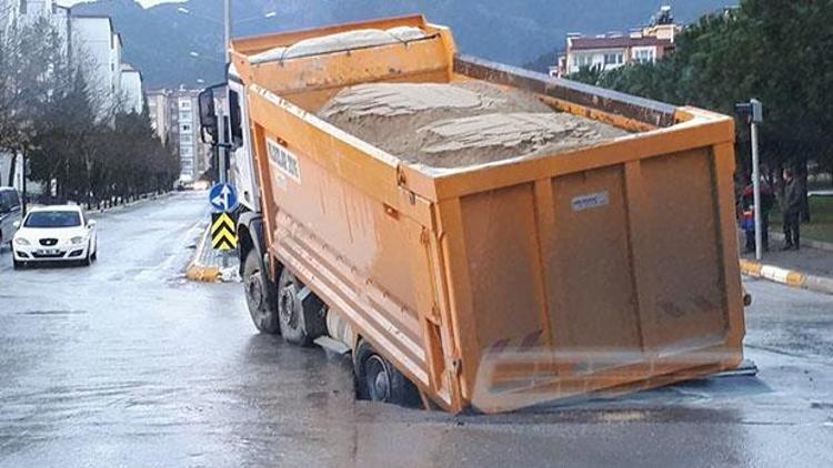 Asfalt çöktü, kum yüklü kamyon çukura düştü