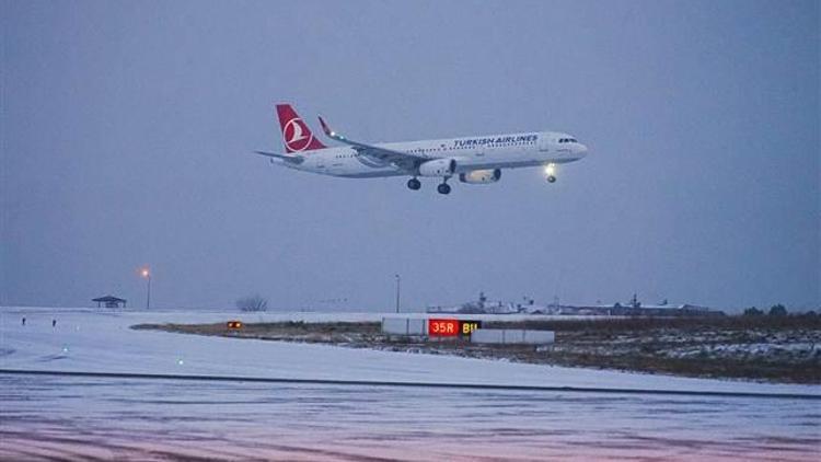 İstanbulda kar yağışı uçak seferlerini aksatmadı