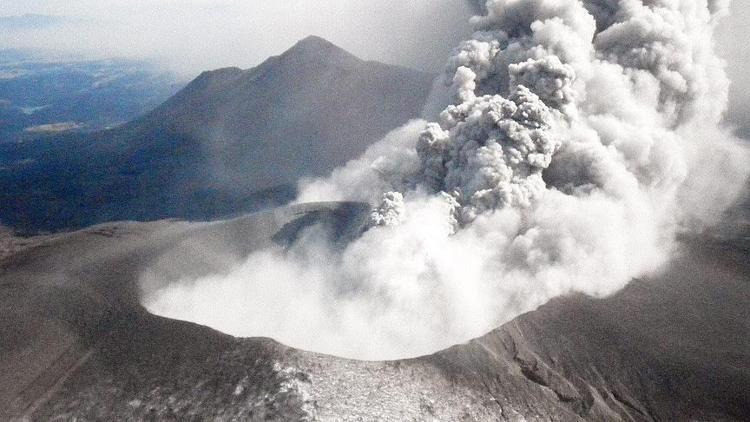 Japonya’da Shinmoe Yanardağında patlama