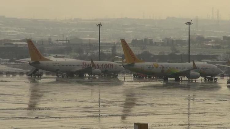 Kar yağışı Sabiha Gökçen Havalimanı’nda hava trafiğini aksatmadı
