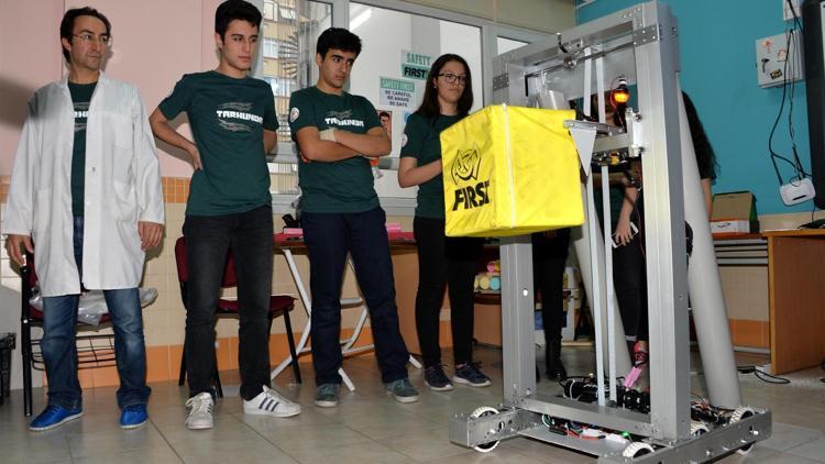 BİLSEM öğrencilerinden kutu taşıyan robot