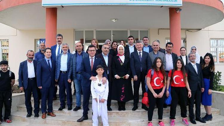 Ak Parti Genel Başkan Yardımcısı Öznur Çalık kültür evini ziyeret etti