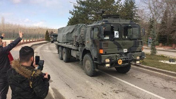 Karadenize giden askeri araçlar dikkat çekti