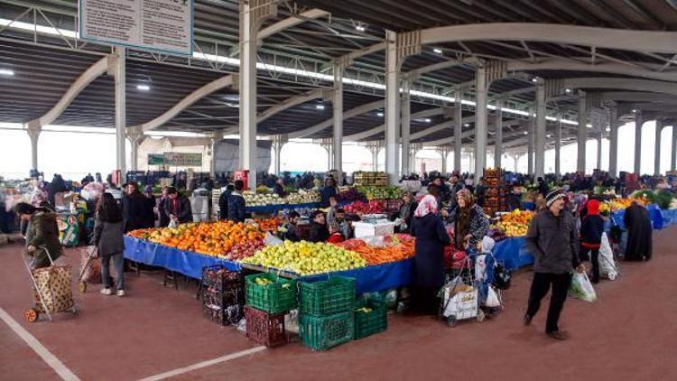 Pazarcılar, olumsuz hava şartlarından kurtuldu