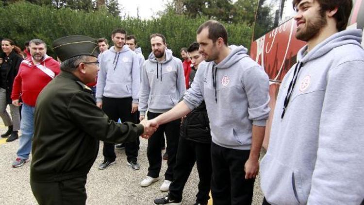 Antalyasporun devlerinden askerlere ziyaret