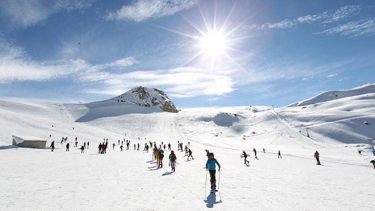 Hakkaride 5 bin öğrenciye kayak eğitimi verildi