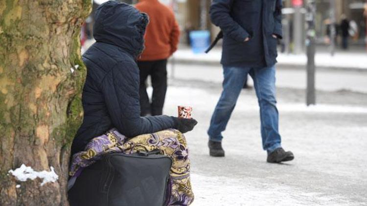 Mülteci kadın sokakta dondu