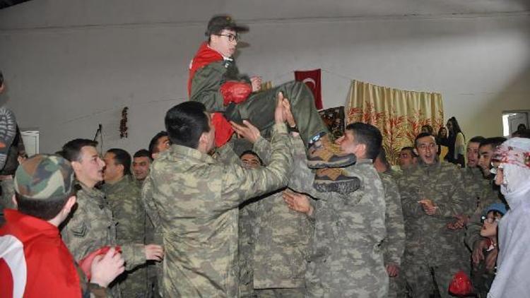 Asker kıyafetli engelli öğrencilerden Mehmetçiğe moral ziyareti