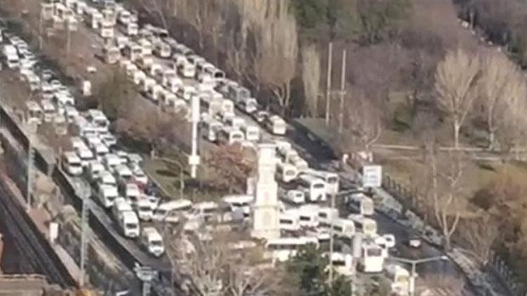 Ankara Büyükşehir Belediyesi önünde eylem... Yolu kapattılar