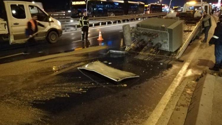 Kamyonda yüklü trafo yola devrilince D-100de trafik durdu