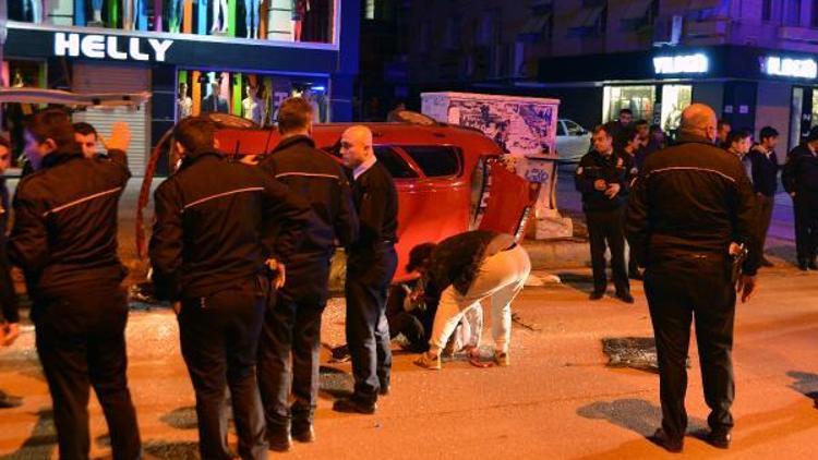 Devrilen otomobil, polis aracına çarptı: 1 yaralı