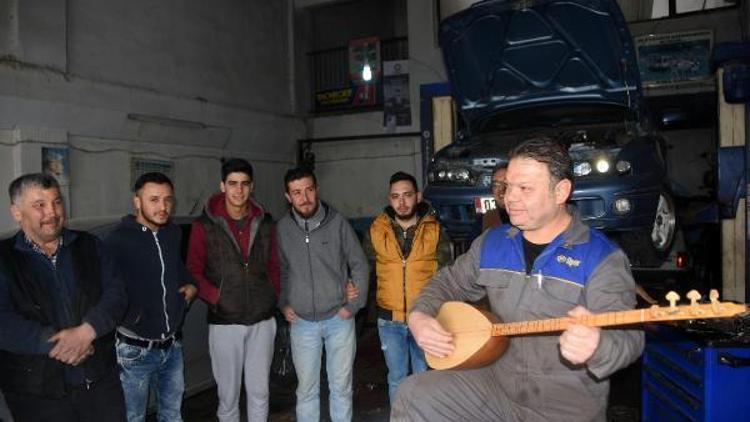 Bu tamirci, bağlama çalıp, türkü söylüyor, şiir okuyor