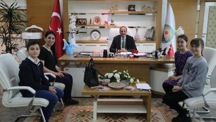 Başkan Duruay öğrencilerle Yeşilay röportajı yaptı