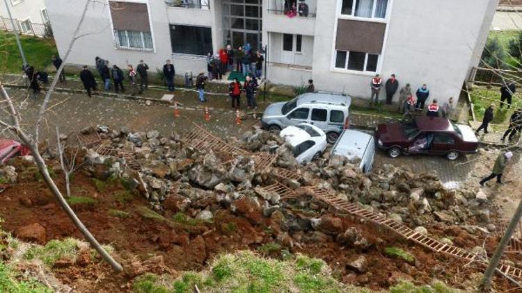 İstinat duvarı park halindeki otomobillerin üzerine çöktü (2)