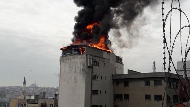 (Fotoğraflar) - Karaköyde 5 katlı binanın çatısı alev alev yanıyor