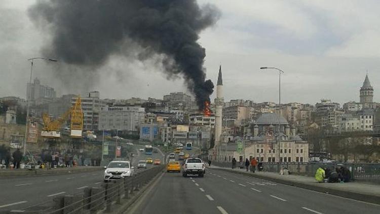 Ek fotoğraflar // Karaköyde 5 katlı binanın çatısı alev alev yandı