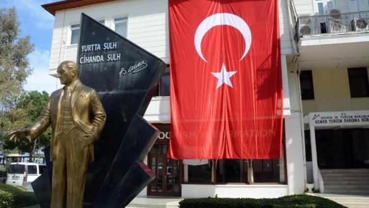 Kemer Belediyesine şehitler için bayrak asıldı