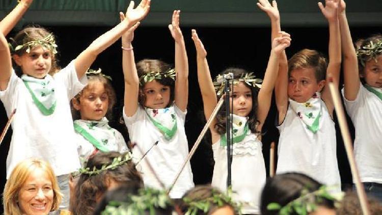 Zeytin Çekirdekleri Orkestrası, Paris yolcusu