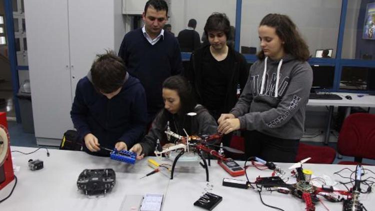 Lise öğrencileri yangın söndüren drone geliştirdi