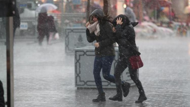 İstanbulda fırtına, dolu ve yağmur