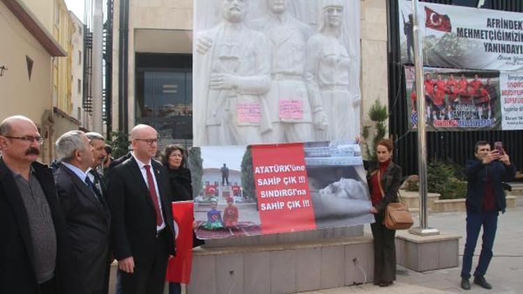CHP, Sındırgıdaki Atatürk heykelinin yerine konulması için yürüdü