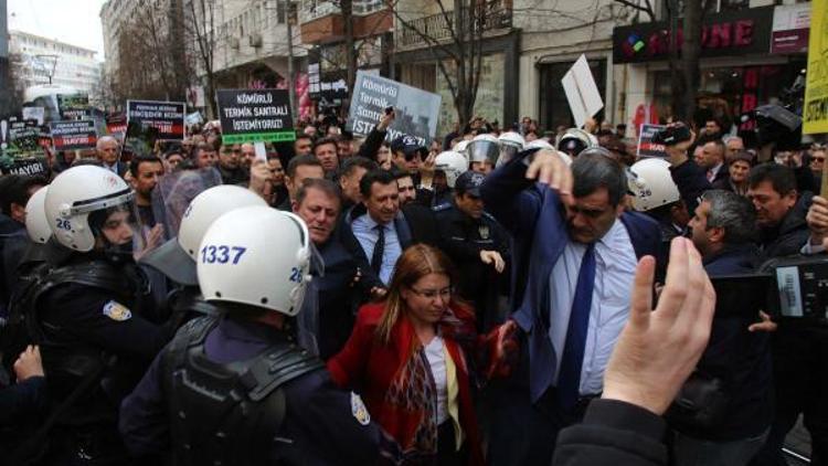 Santral protestosu yapan CHPliler, polis barikatını aşıp yürüdü