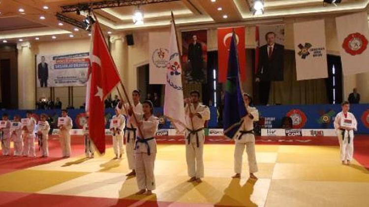 Uluslararası Nazım Canca Ümitler Judo Şampiyonası ilk gününde Türkiye 14 madalya kazandı