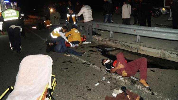 Kaçakları taşıyan otomobil bariyerlere çarptı: 8 yaralı