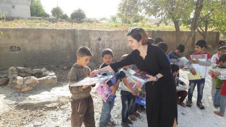 Üniversiteli Sedanur, ilkokul öğrencilerinin yüzünü güldürüyor