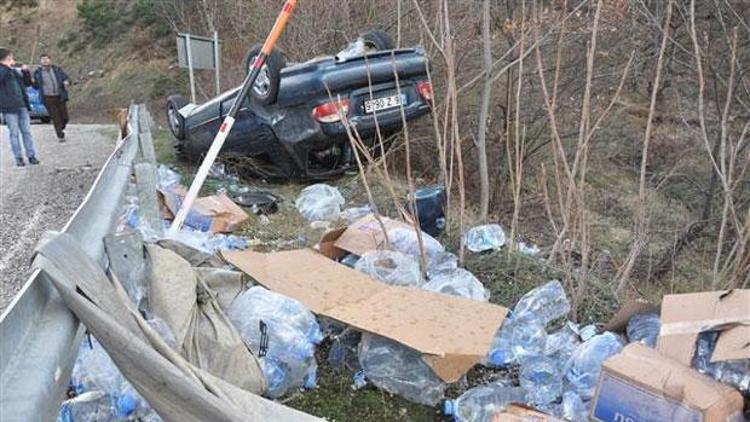 TIR’ın açılan brandası, otomobilin tekerleğine sıkıştı: 4 yaralı