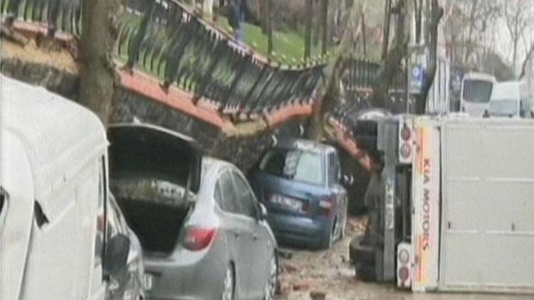 İstanbulda şiddetli yağış sonrası korkutan olay... Bir anda araçların üzerine devrildi