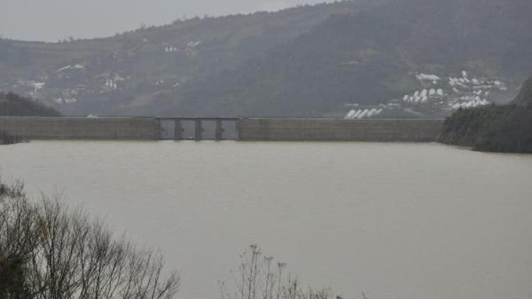 Baraj suları yükseldi, yol sular altında kaldı