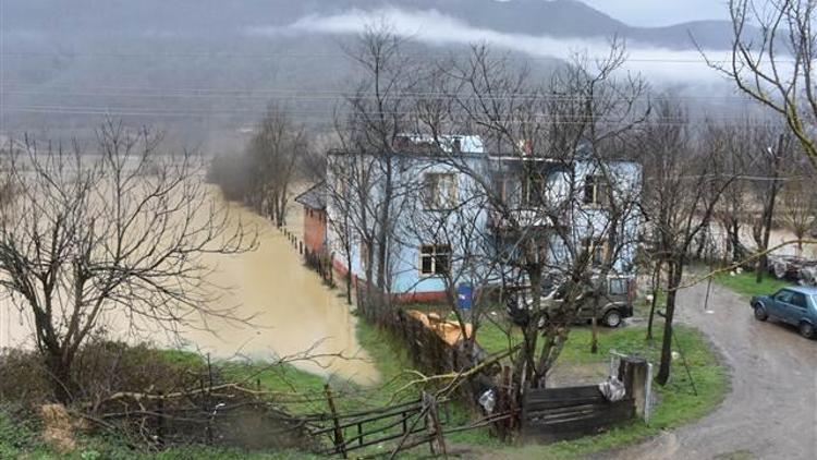 Bartında yükselen baraj suları nedeniyle evleri su bastı