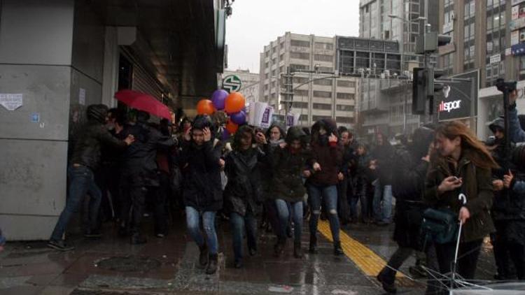 Kadınlar Günü açıklaması yapmak isteyen gruba polis müdahalesi: 15 gözaltı