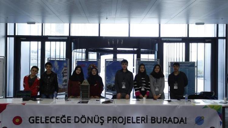Genç mucitler projelerini İstanbuldaki bilim şenliğinde sergiledi
