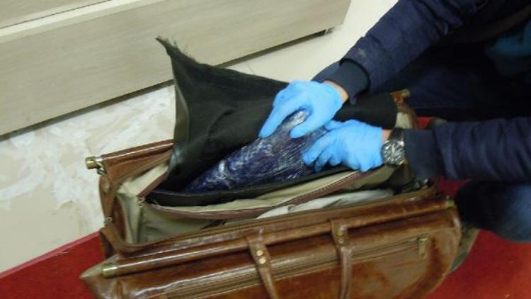 İranlı yolcunun valizinde 5 kilo Afyon sakızı ele geçirildi