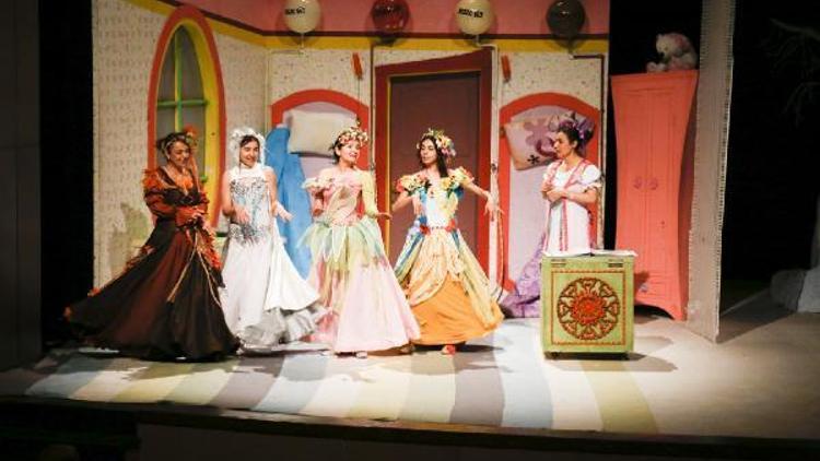 Adana Şehir Tiyatrosu, çocuklara tiyatroyu sevdiriyor