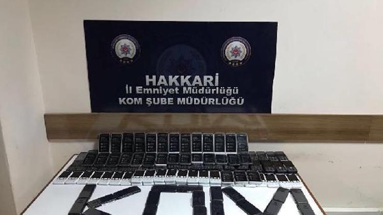 Otomobilin tamponundan 161 kaçak cep telefonu çıktı