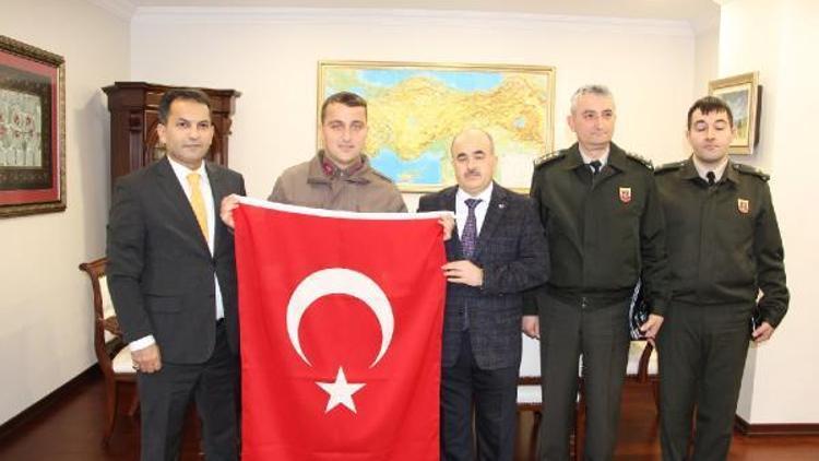 Vali, jandarma erin Türk bayrağı hassasiyetini ödüllendirdi