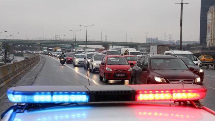 Çakar kabusu... Bakanlığın kararına uyan yok, çakarlı araçlar bu güzergahta kabus haline geldi