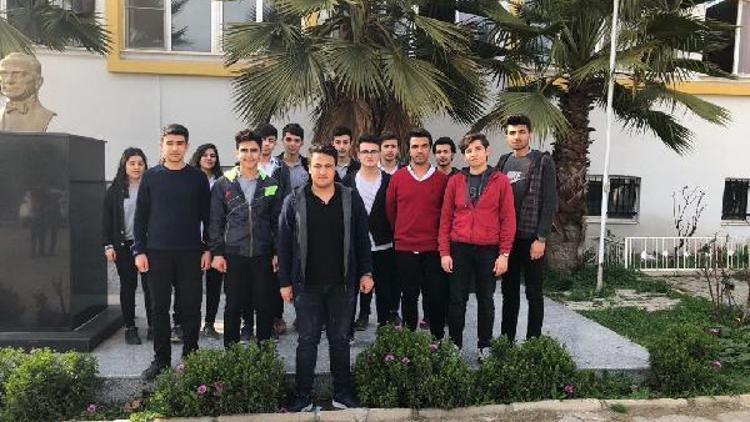 Lise öğrencilerini harçlıklarını Mehmetçiğe bağışladı