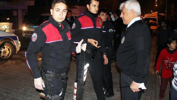 Polisten kaçan otomobilde esrar ve pala çıktı, 3 Suriyeli gözaltında