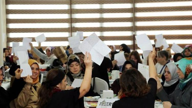 Kadınlar Biz tüm askerlerin annesiyiz diyerek Mehmetçiğe mektup yazdı