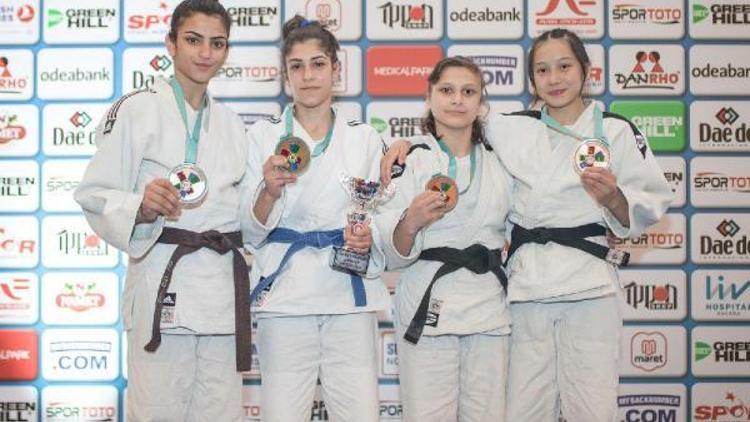 Salihlili milli judoculardan üç madalya