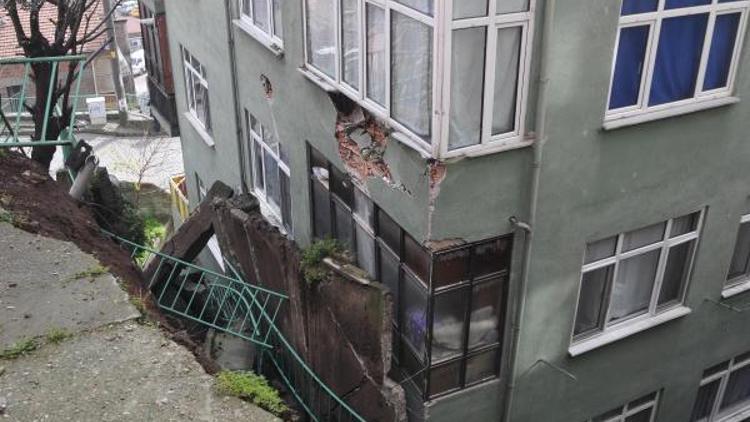 İstinat duvarı yıkılan apartman mühürlendi, aileler yakınlarına misafir oldu