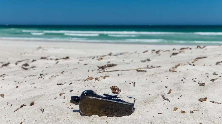 Kumsala vuran şişenin içerisinden 132 yıllık mesaj bulundu