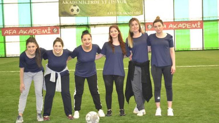 Kadınlar futbol oynadı erkekler alkışladı