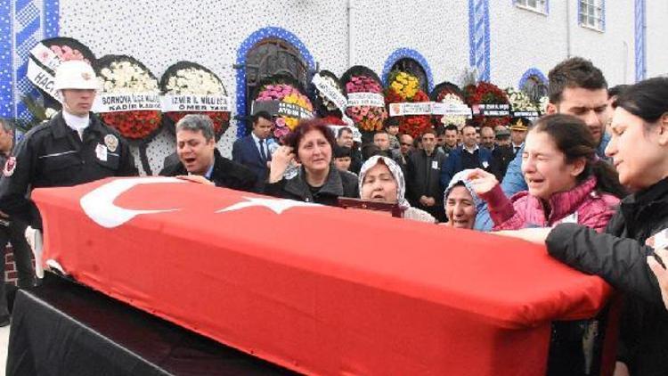 İzmirde polise bıçaklı saldırı: 1 polis şehit, 1 polis yaralı (4)