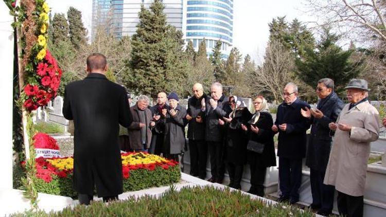 Fotoğraflar // Gazeteci Çetin Emeç mezarı başında anıldı