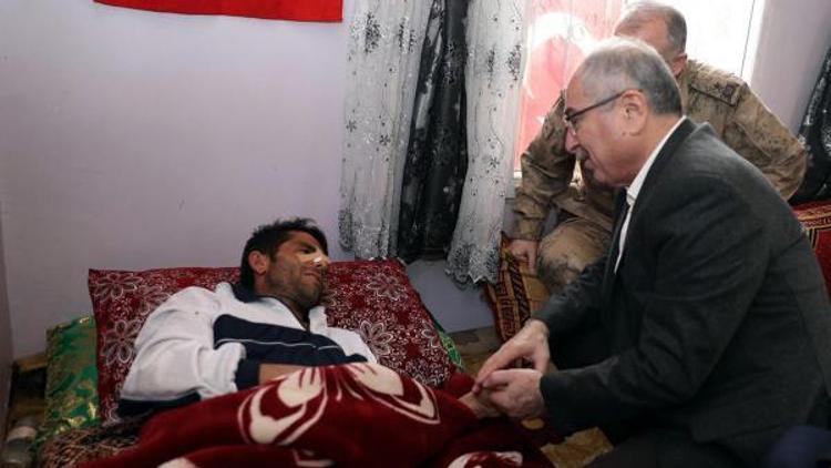 Mardin Valisi Yamandan Zeytin Dalı Harekatında yaralanan güvenlik korucusuna ziyaret